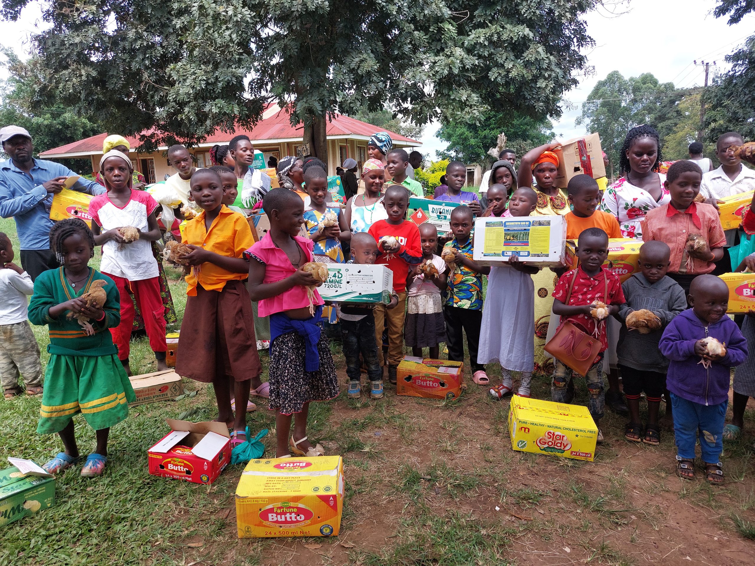 Children and guardians Happy after receiving the livestock chicken